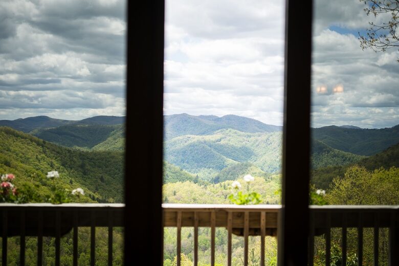 Cozy Blue Ridge Escape with Stunning Scenic Vistas - Tuckasegee, North Carolina
