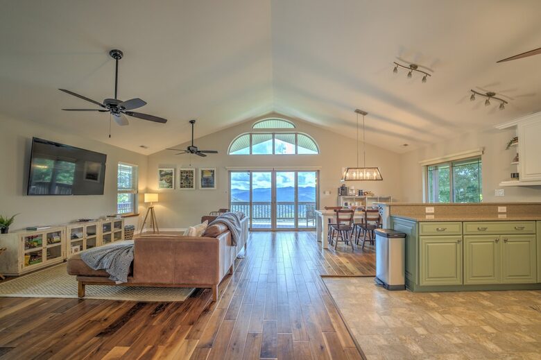 Cozy Blue Ridge Escape with Stunning Scenic Vistas - Tuckasegee, North Carolina