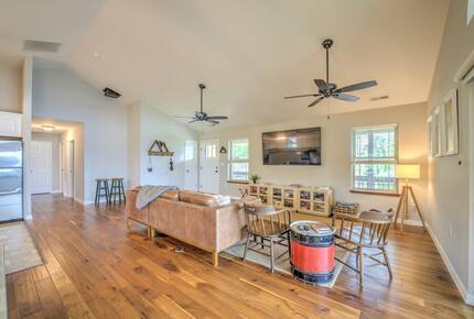 Cozy Blue Ridge Escape with Stunning Scenic Vistas - Tuckasegee, North Carolina