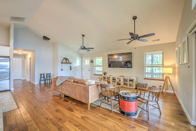 Cozy Blue Ridge Escape with Stunning Scenic Vistas - Tuckasegee, North Carolina