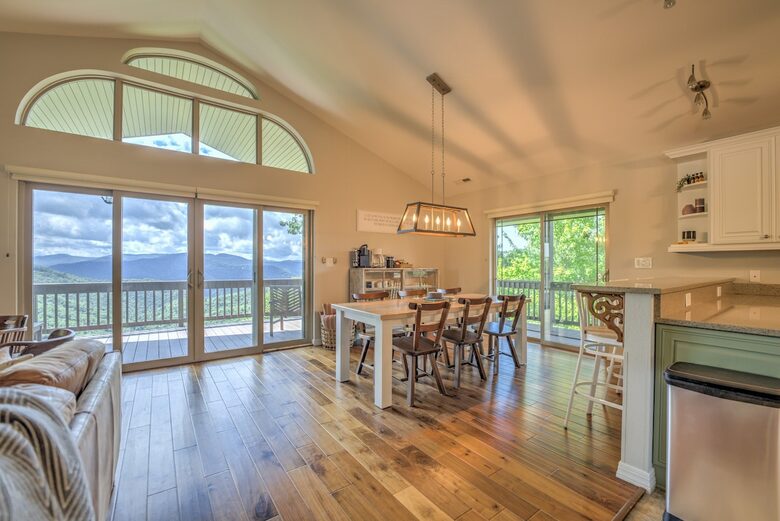 Cozy Blue Ridge Escape with Stunning Scenic Vistas - Tuckasegee, North Carolina