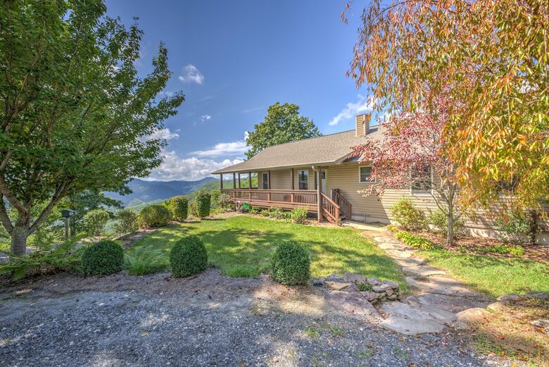 Cozy Blue Ridge Escape with Stunning Scenic Vistas - Tuckasegee, North Carolina