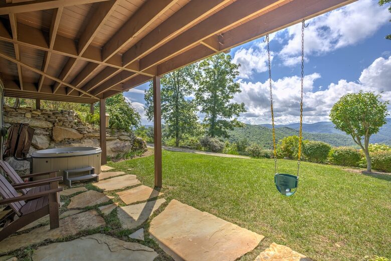 Cozy Blue Ridge Escape with Stunning Scenic Vistas - Tuckasegee, North Carolina
