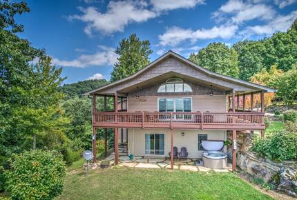 Cozy Blue Ridge Escape with Stunning Scenic Vistas - Tuckasegee, North Carolina