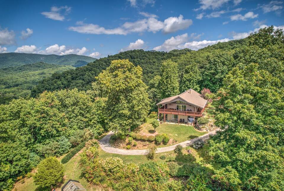 Cozy Blue Ridge Escape with Stunning Scenic Vistas - Tuckasegee, North Carolina