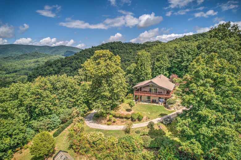 Cozy Blue Ridge Escape with Stunning Scenic Vistas - Tuckasegee, North Carolina