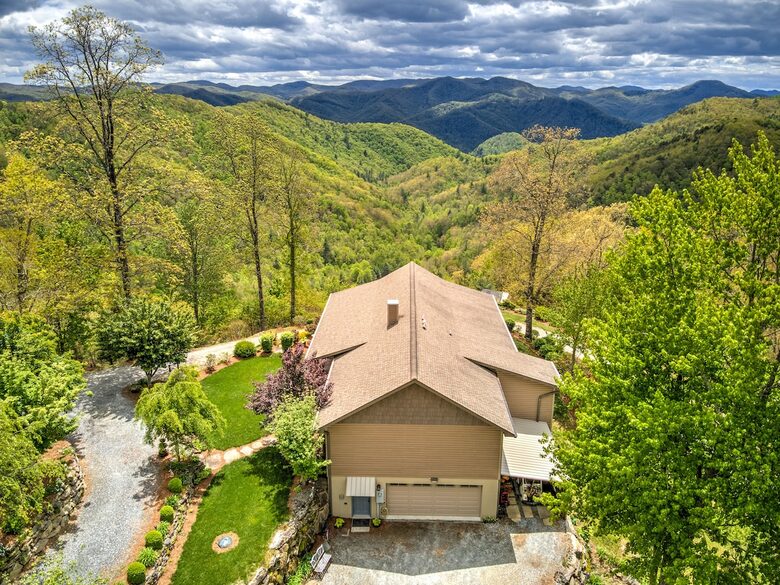 Cozy Blue Ridge Escape with Stunning Scenic Vistas - Tuckasegee, North Carolina
