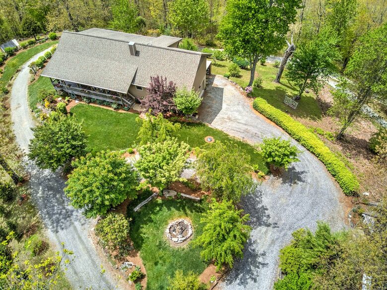Cozy Blue Ridge Escape with Stunning Scenic Vistas - Tuckasegee, North Carolina