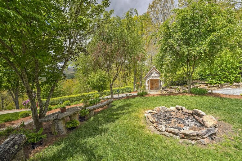 Cozy Blue Ridge Escape with Stunning Scenic Vistas - Tuckasegee, North Carolina