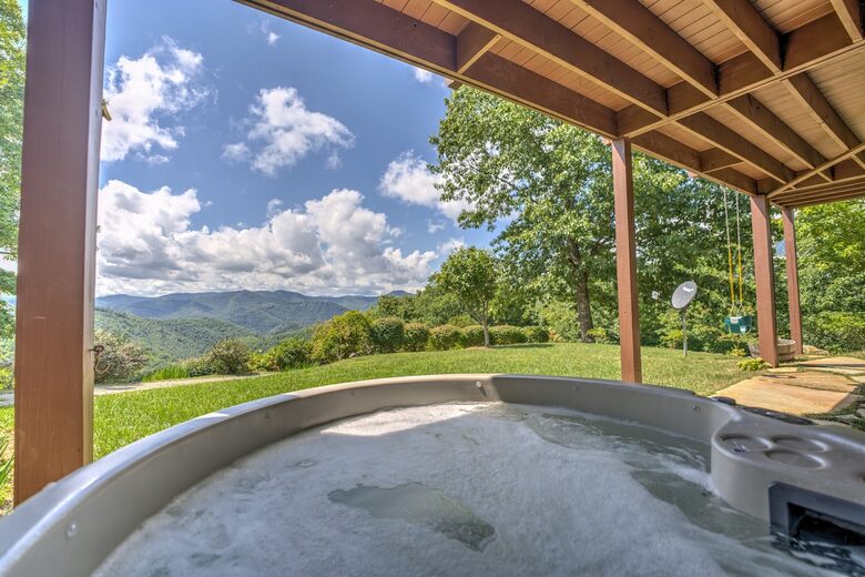 Cozy Blue Ridge Escape with Stunning Scenic Vistas - Tuckasegee, North Carolina