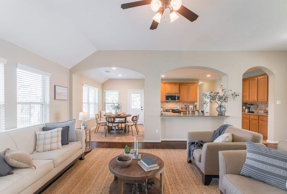 Scenic Serenity in The Woodlands’ Creekside Village - The Woodlands, Texas