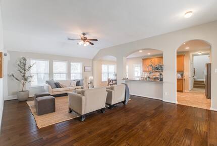 Scenic Serenity in The Woodlands’ Creekside Village - The Woodlands, Texas
