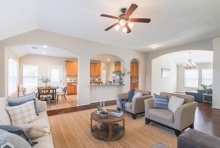 Scenic Serenity in The Woodlands’ Creekside Village - The Woodlands, Texas