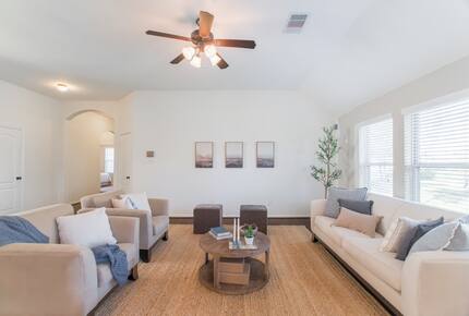 Scenic Serenity in The Woodlands’ Creekside Village - The Woodlands, Texas