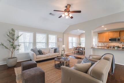 Scenic Serenity in The Woodlands’ Creekside Village - The Woodlands, Texas