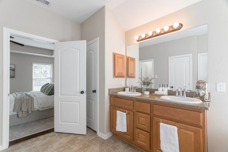 Scenic Serenity in The Woodlands’ Creekside Village - The Woodlands, Texas