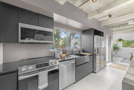 Tranquil Modern Escape Near Coral Gables - Miami, Florida