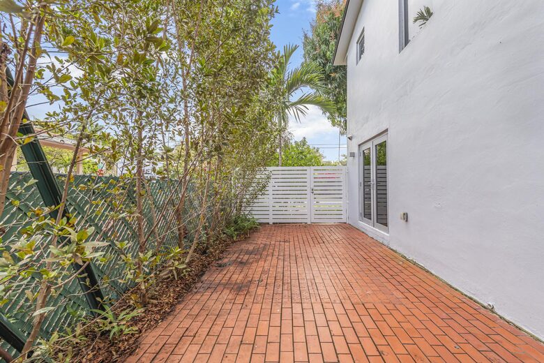Tranquil Modern Escape Near Coral Gables - Miami, Florida