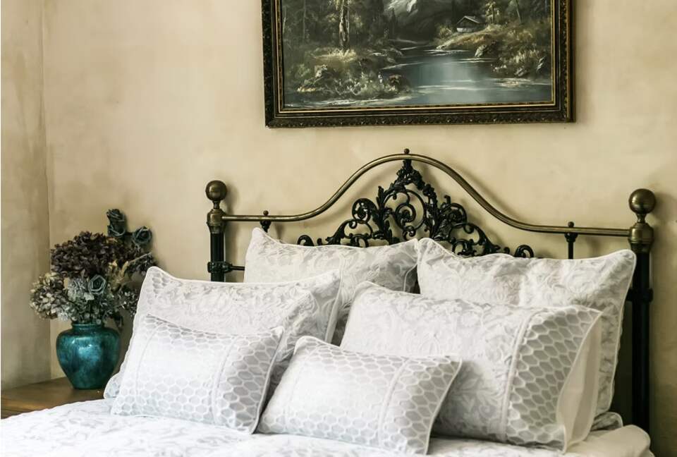 Luxury Meets Nature in this Tranquil Country Haven - Aongatete, New Zealand