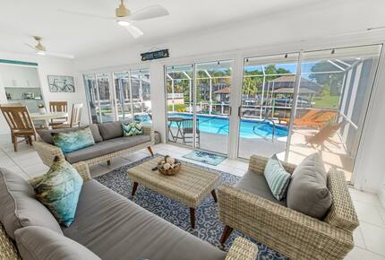 Stylish Waterfront Getaway with Pool, Spa & Boat lift and Dock in Palm Coast Florida - Palm Coast, Florida