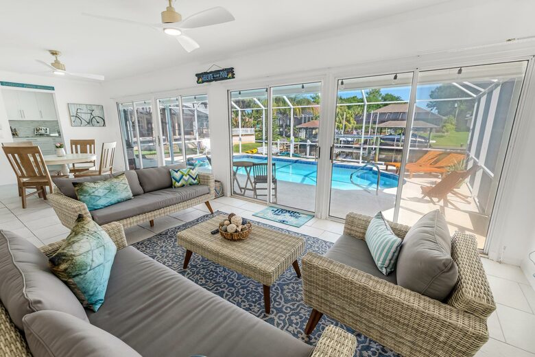 Stylish Waterfront Getaway with Pool, Spa & Boat lift and Dock in Palm Coast Florida - Palm Coast, Florida
