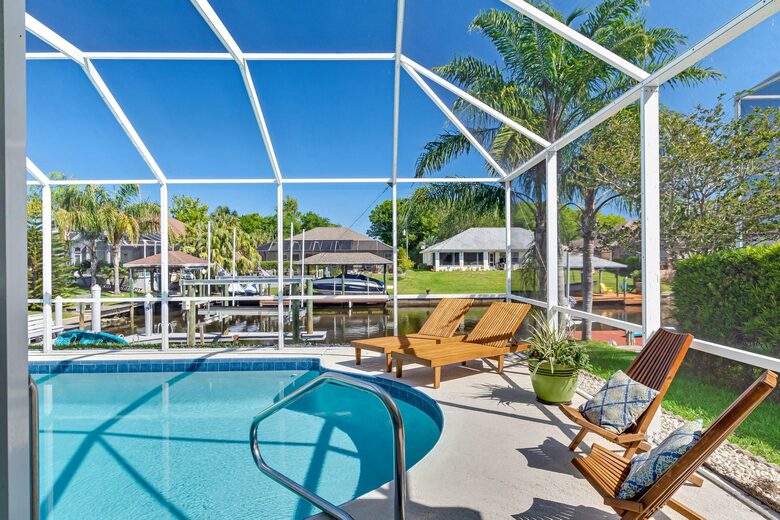 Stylish Waterfront Getaway with Pool, Spa & Boat lift and Dock in Palm Coast Florida - Palm Coast, Florida