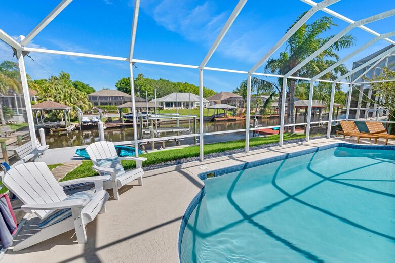 Stylish Waterfront Getaway with Pool, Spa & Boat lift and Dock in Palm Coast Florida - Palm Coast, Florida