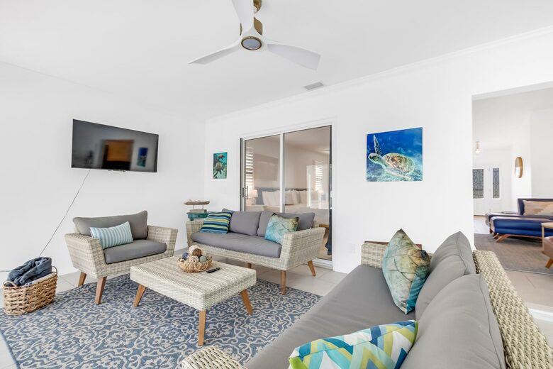 Stylish Waterfront Getaway with Pool, Spa & Boat lift and Dock in Palm Coast Florida - Palm Coast, Florida