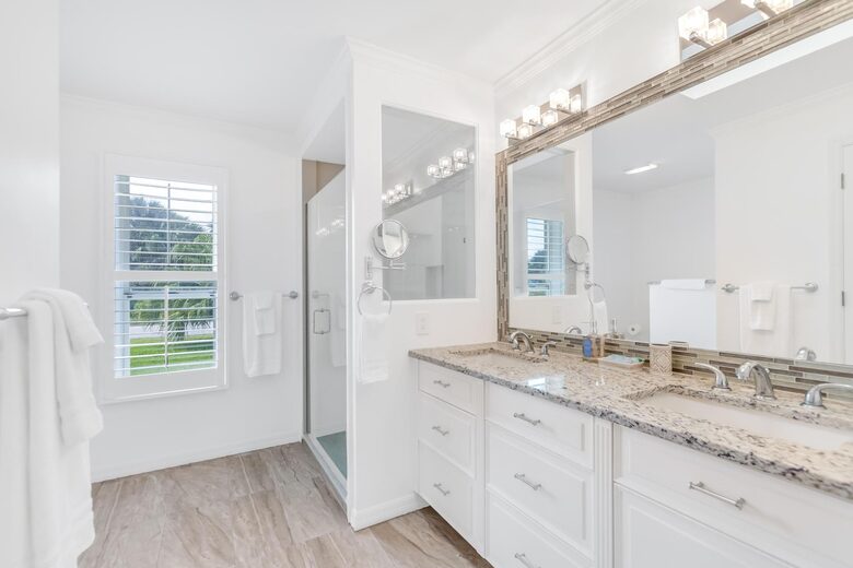 Stylish Waterfront Getaway with Pool, Spa & Boat lift and Dock in Palm Coast Florida - Palm Coast, Florida