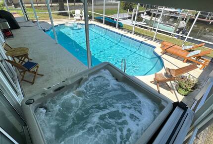 Stylish Waterfront Getaway with Pool, Spa & Boat lift and Dock in Palm Coast Florida - Palm Coast, Florida
