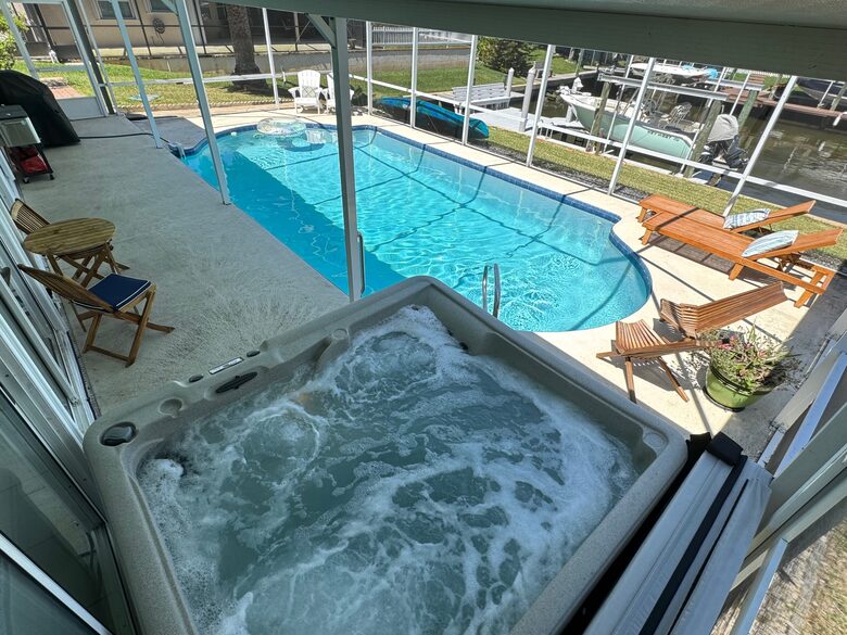 Stylish Waterfront Getaway with Pool, Spa & Boat lift and Dock in Palm Coast Florida - Palm Coast, Florida