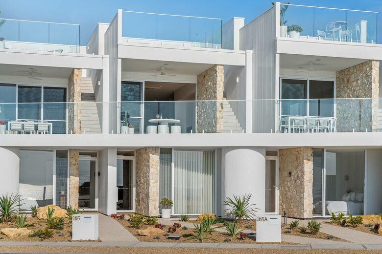 Palm Springs Meets the Coast | A Luxurious Beachfront Retreat - Aldinga Beach, Australia