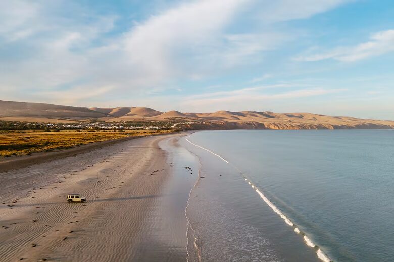 Palm Springs Meets the Coast | A Luxurious Beachfront Retreat - Aldinga Beach, Australia