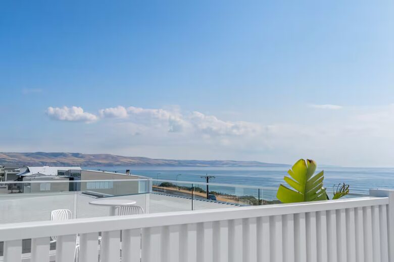 Palm Springs Meets the Coast | A Luxurious Beachfront Retreat - Aldinga Beach, Australia