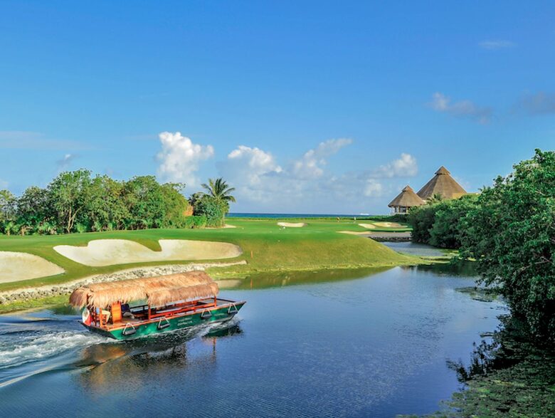 Luxurious Penthouse Retreat with Private Pool & Golf Access - Solidaridad, Mexico