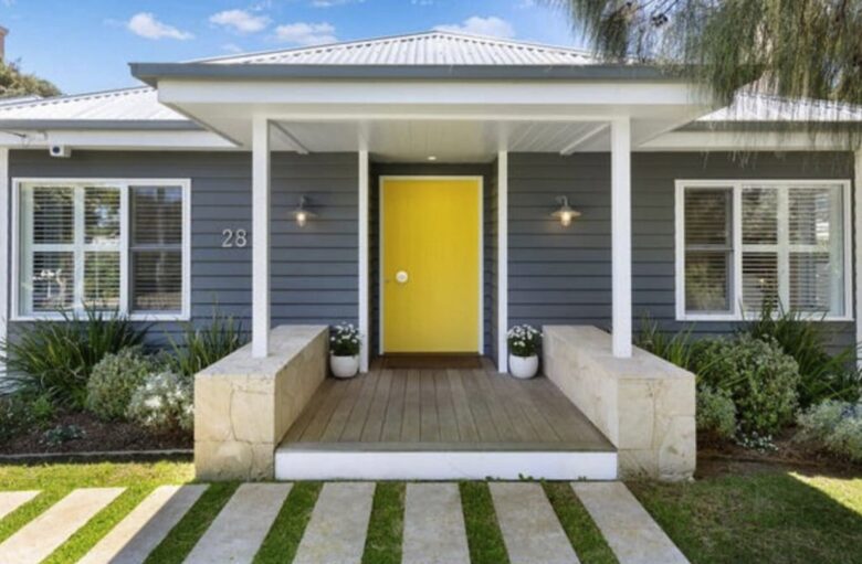 Beachside Bliss with a Stunning Pool & Outdoor Entertaining - Sorrento, Australia