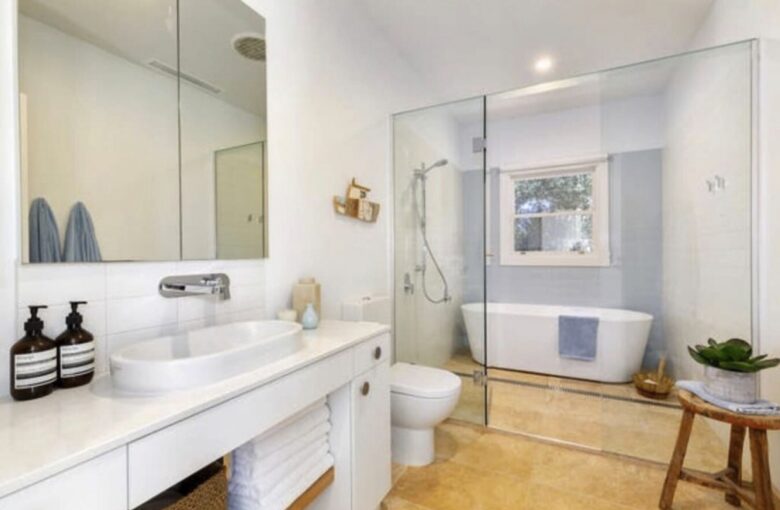Beachside Bliss with a Stunning Pool & Outdoor Entertaining - Sorrento, Australia