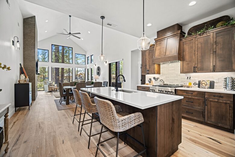 Modern Sunriver Retreat with Hot Tub & Guest House - Sunriver, Oregon