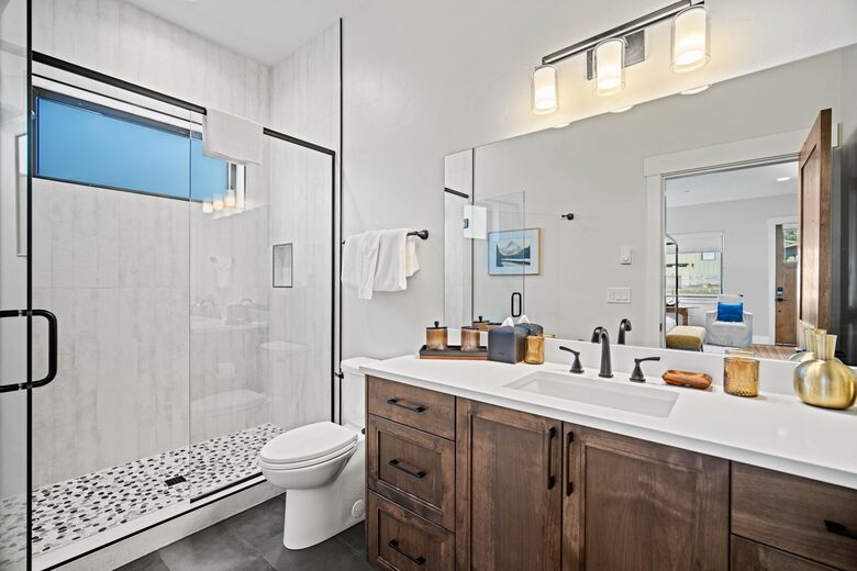 Modern Sunriver Retreat with Hot Tub & Guest House - Sunriver, Oregon