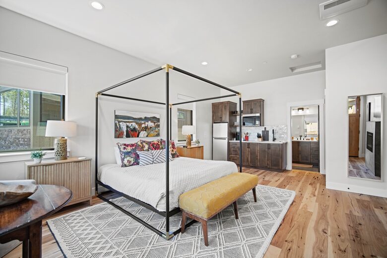 Modern Sunriver Retreat with Hot Tub & Guest House - Sunriver, Oregon