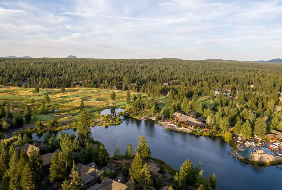 Modern Sunriver Retreat with Hot Tub & Guest House - Sunriver, Oregon