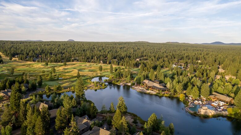 Modern Sunriver Retreat with Hot Tub & Guest House - Sunriver, Oregon