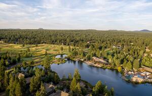 Modern Sunriver Retreat with Hot Tub & Guest House - Sunriver, Oregon