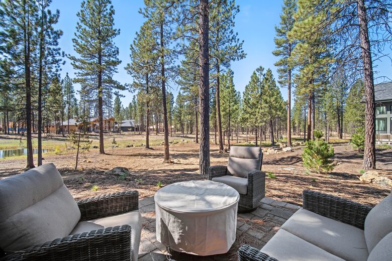 Modern Sunriver Retreat with Hot Tub & Guest House - Sunriver, Oregon