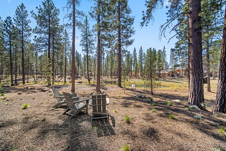 Modern Sunriver Retreat with Hot Tub & Guest House - Sunriver, Oregon