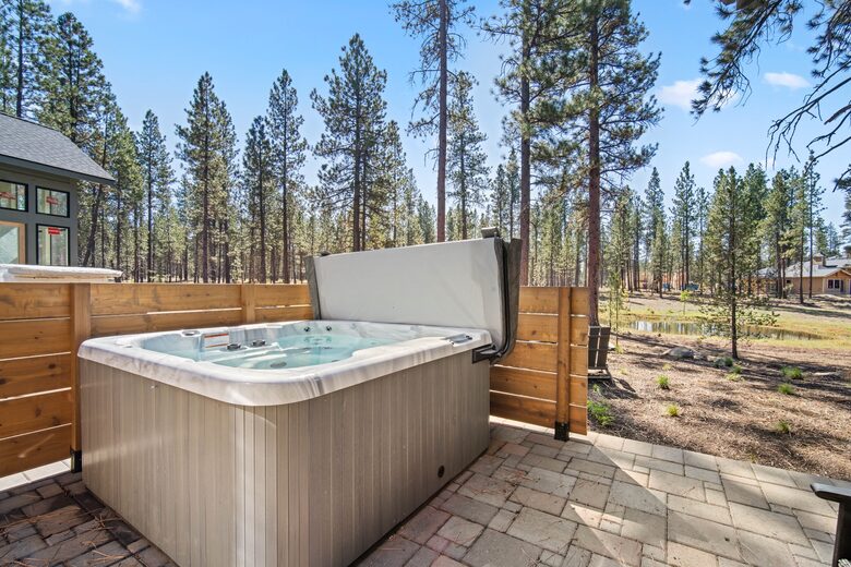Modern Sunriver Retreat with Hot Tub & Guest House - Sunriver, Oregon