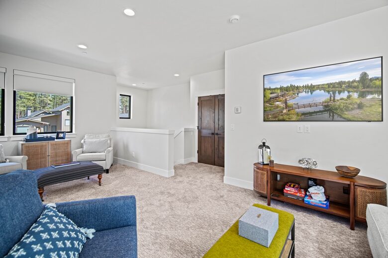 Modern Sunriver Retreat with Hot Tub & Guest House - Sunriver, Oregon