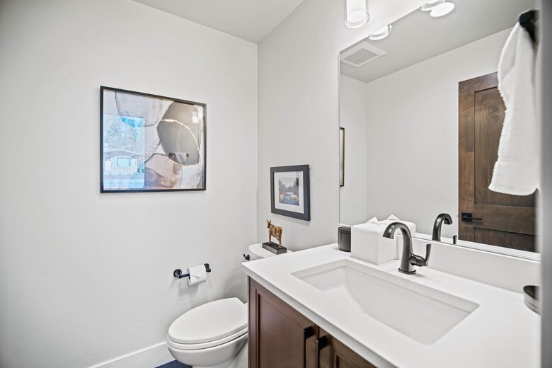 Modern Sunriver Retreat with Hot Tub & Guest House - Sunriver, Oregon
