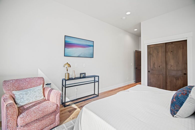 Modern Sunriver Retreat with Hot Tub & Guest House - Sunriver, Oregon