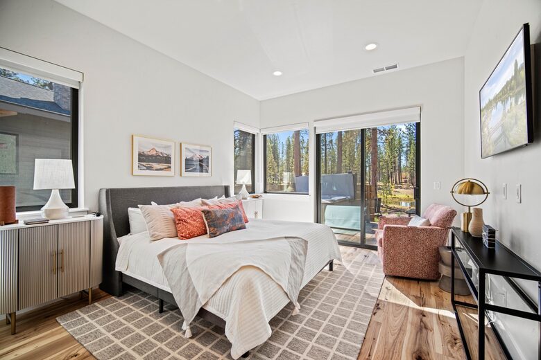 Modern Sunriver Retreat with Hot Tub & Guest House - Sunriver, Oregon